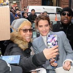 Bitte recht freundlich! Cobie Smulders wird in New York von diesem Fan erwartet. Zur Erinnerung darf ein lustiges Selfie nicht fehlen. 
