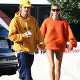 Die Storchenbeine gehören Hailey Baldwin. In West Hollywood erwischen Paparazzi sie und ihren Liebsten Justin Bieber auf dem Parkplatz eines Coffee Shops. Und Eines fällt auf den Schnappschüssen besonders auf: Haileys dünnen Beine. Ihre ultrakurzen Jeans-Shorts bringen ihre Beine besonders zur Geltung und betonen ihren schmalen Körper.