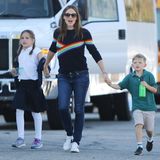 23. Oktober 2018 Bestens gelaunt schlendert Jennifer Garner mit ihren Kindern durch Santa Monica. 