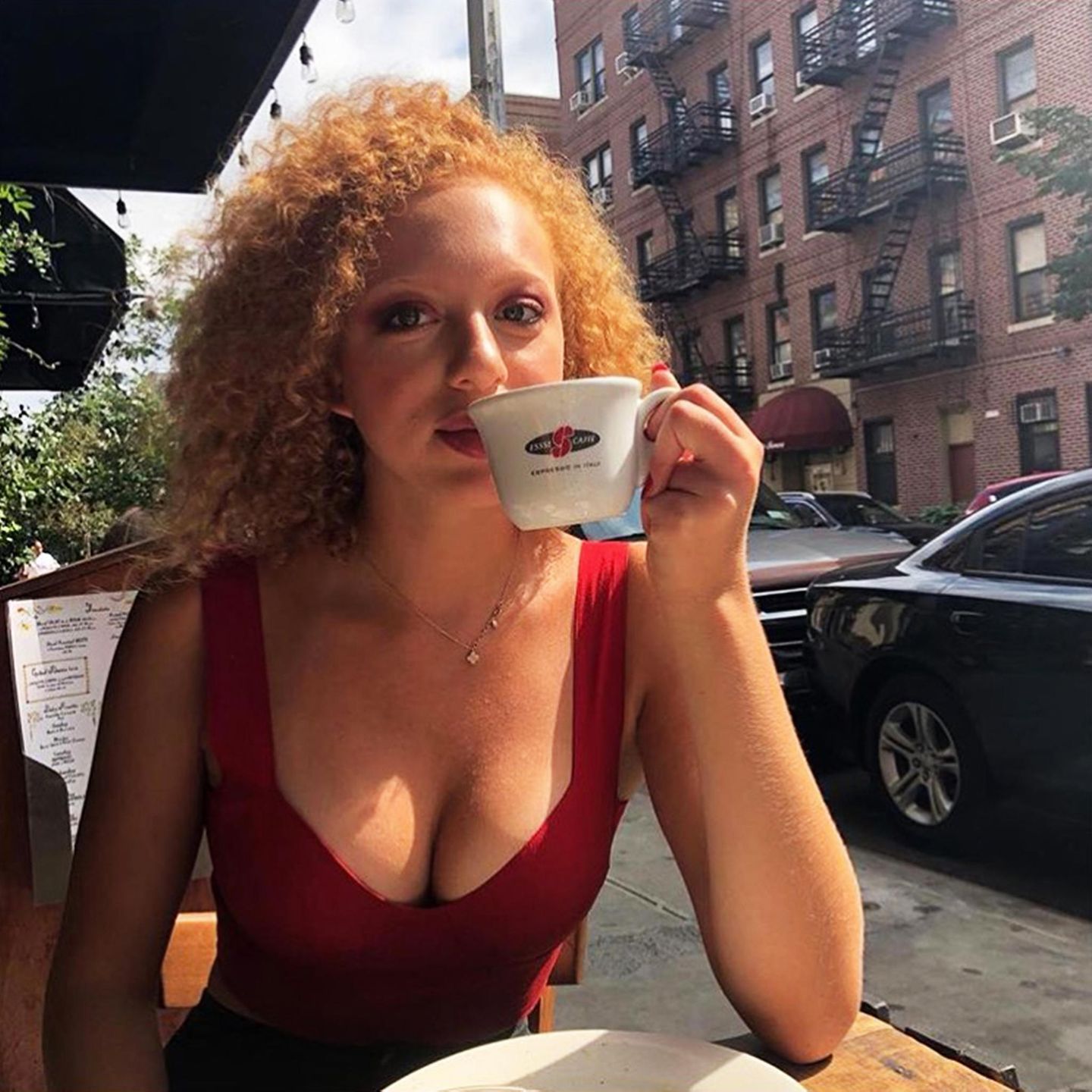 Hui! Anna Ermakova lernt, wie sie sich auf Instagram am wirkungsvollsten präsentiert. Ein so sexy Dekolleté, das sie wohl nicht ganz beiläufig beim Kaffeetrinken in New York zeigt, gehört auf jeden Fall zu diesen Tricks.