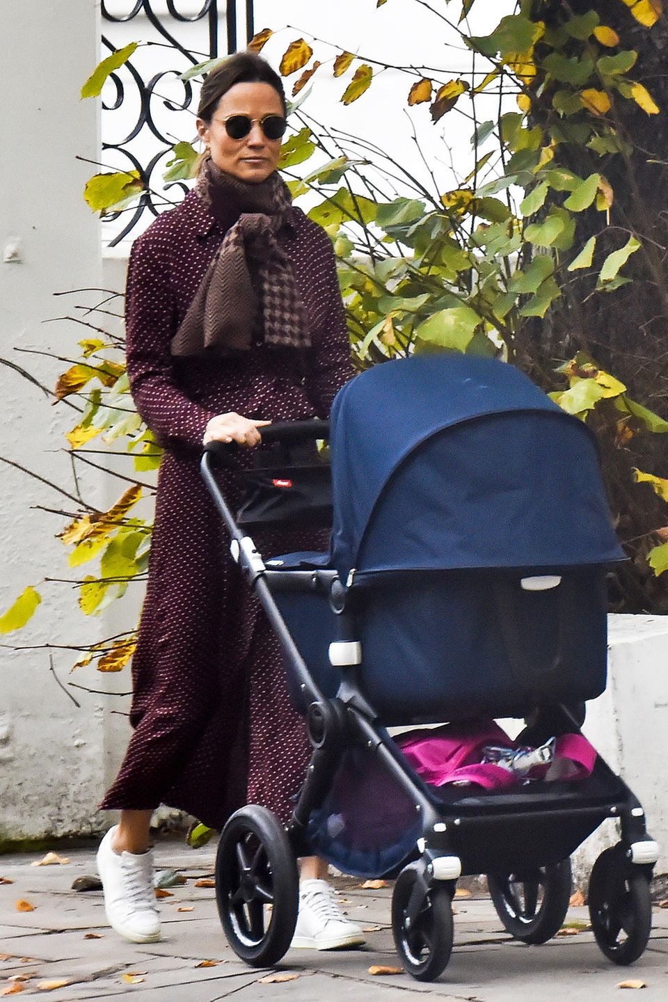 Dieser Look scheint ja ein ganz heißer Trend unter den Royals und ihren Familien zu sein. Wenige Tage, nachdem Herzogin Catherine und Schwägerin Meghan sich in bordeauxroten Pünktchen-Kleidern präsentierten, zieht jetzt auch Kates Schwester Pippa Middleton nach und spaziert in einem ganz ähnlichen Look mit Nachwuchs im Kinderwagen durchs herbstliche London. Dieser Look scheint ja ein ganz heißer Trend unter den Royals und ihren Familien zu sein. Wenige Tage, nachdem Herzogin Catherine und Schwägerin Meghan sich in bordeauxroten Pünktchen-Kleidern präsentierten, zieht jetzt auch Kates Schwester Pippa Middleton nach und spaziert in einem ganz ähnlichen Look mit Nachwuchs im Kinderwagen durchs herbstliche London.