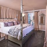 Ob Paris genau in diesem Bett geschlafen hat oder nur ihre Gäste, wissen wir nicht, opulent ist der kitschige Schlaftraum in Altrose und Silber aber allemal.      https://www.toptenrealestatedeals.com/homes/weekly-ten-best-home-deals/2018/10-25-2018/1/