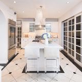 Ob Paris Hilton hier wohl selbst auch mal gekocht hat? Bekochen lassen hat sich das ehemalige It-Girl in den Jahren von 2003 bis 2007 in dieser Küche bestimmt recht häufig.      https://www.toptenrealestatedeals.com/homes/weekly-ten-best-home-deals/2018/10-25-2018/1/