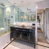 Vom einem der vier Luxus-Bäder geht es ins Ankleidezimmer.      https://www.toptenrealestatedeals.com/homes/weekly-ten-best-home-deals/2018/10-25-2018/1/