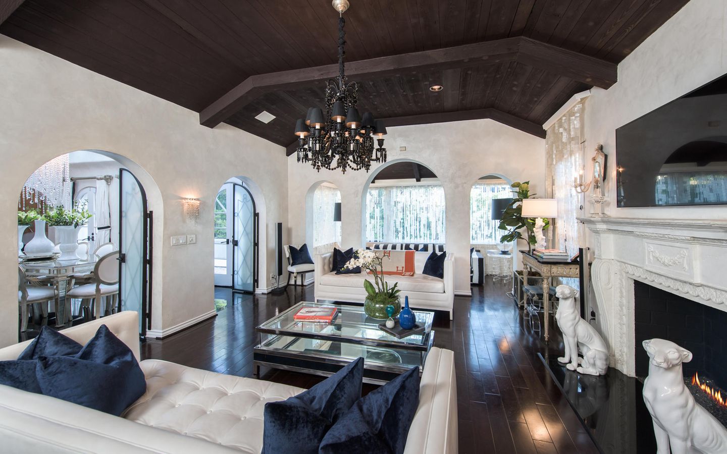 Und im großzügigen Wohnzimmer mit Kamin konnte es sich Paris auf ihren großen Sofas dann so richtig gut gehen lassen.      https://www.toptenrealestatedeals.com/homes/weekly-ten-best-home-deals/2018/10-25-2018/1/