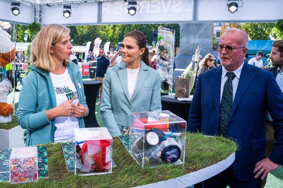 Prinzessin Victoria: Prinzessin Victoria setzt sich oft und viel für die Umwelt ein. Kein Wunder, dass sie sich auch am "Haltet Schweden sauber"-Tag beteiligte. Prinzessin Victoria setzt sich oft und viel für die Umwelt ein. Kein Wunder, dass sie sich auch am "Haltet Schweden sauber"-Tag beteiligte.