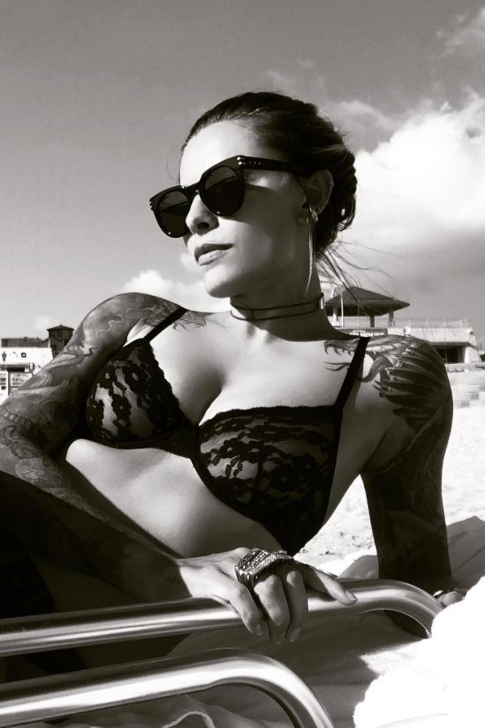 Ein Bild, das offensichtlich Mitleid erregt: Sophia Thomalla zeigt sich auf Instagram in schwarzen Dessous am Strand und schreibt "Eigentumswohnung aber kein Geld für Bademode". Zum Glück scheint Sylvie Meis ihr zu Hilfe zu eilen und bietet in den Kommentaren an, ihr Teile aus ihrer Kollektion zu schicken. Die User finden den Bikini-Ersatz gar nicht so schlimm und feiern Sophia für ihren Humor. Ein Bild, das offensichtlich Mitleid erregt: Sophia Thomalla zeigt sich auf Instagram in schwarzen Dessous am Strand und schreibt "Eigentumswohnung aber kein Geld für Bademode". Zum Glück scheint Sylvie Meis ihr zu Hilfe zu eilen und bietet in den Kommentaren an, ihr Teile aus ihrer Kollektion zu schicken. Die User finden den Bikini-Ersatz gar nicht so schlimm und feiern Sophia für ihren Humor.