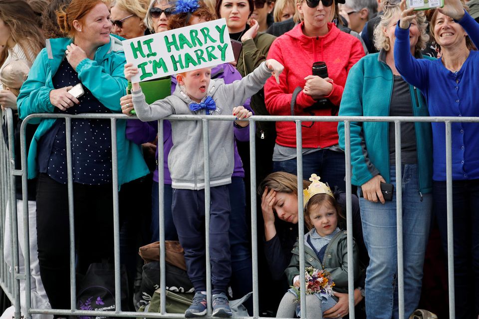 Prinz Harry: "Hi Harry, ich bin Harry" steht auf dem Schild des siebenjährigen Fans. "Hi Harry, ich bin Harry" steht auf dem Schild des siebenjährigen Fans.