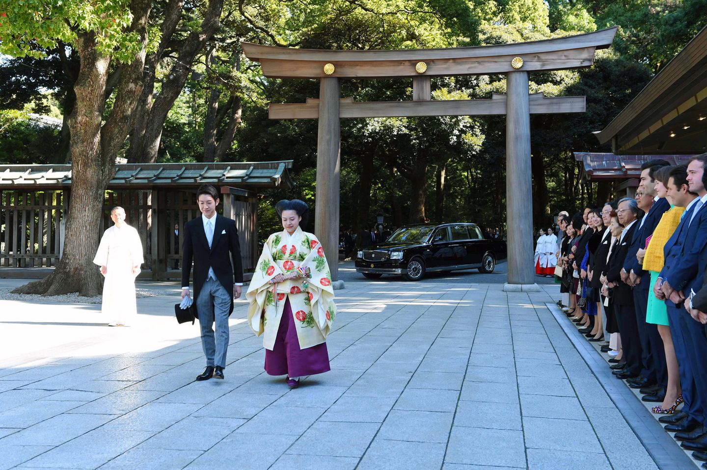 Ehrfürchtig betreten Prinzessin Ayako und Kei Moriya den Meiji-Schrein.