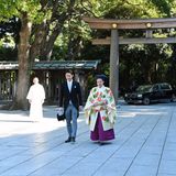 Ehrfürchtig betreten Prinzessin Ayako und Kei Moriya den Meiji-Schrein.