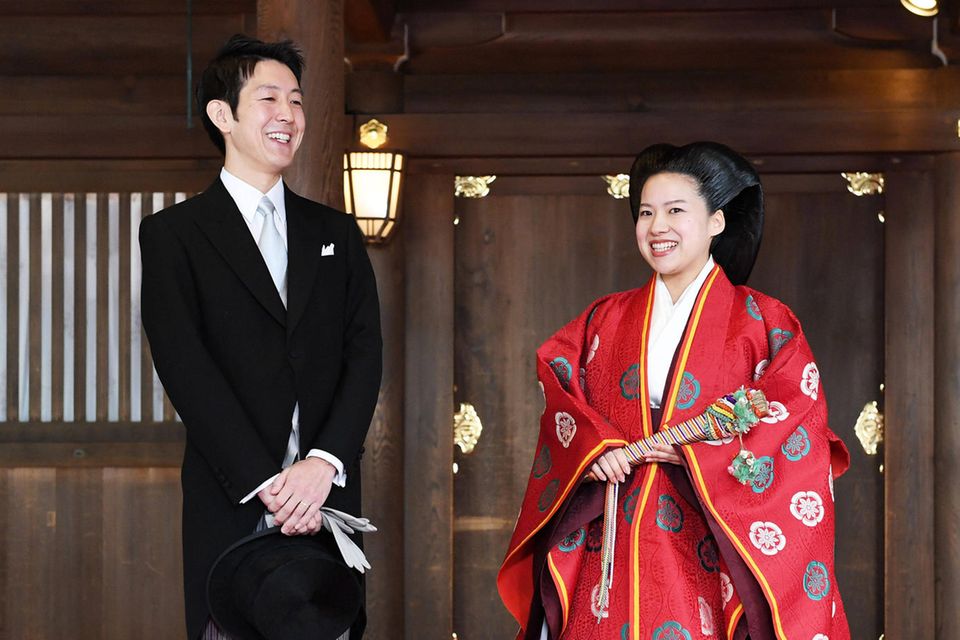 Kaiserreich Japan: Nach der Zeremonie strahlen die Frischvermählten bis über beide Ohren. Ayako dabei im zweiten roten Brautgewand besonders schön. Nach der Zeremonie strahlen die Frischvermählten bis über beide Ohren. Ayako dabei im zweiten roten Brautgewand besonders schön.