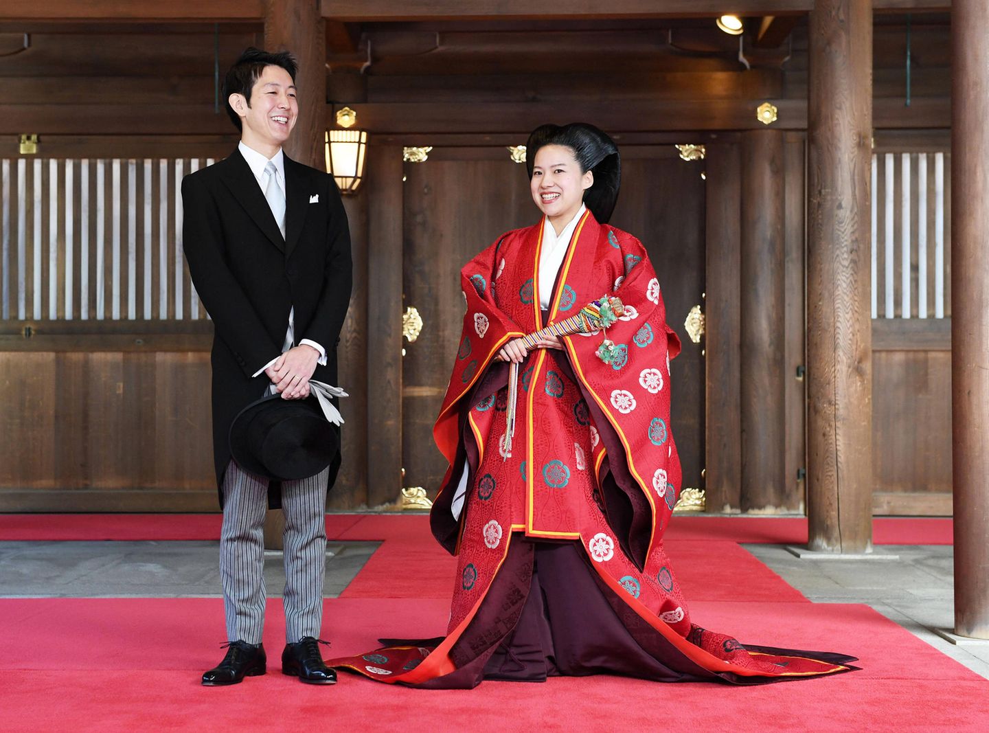 Nach der Zeremonie strahlen die Frischvermählten bis über beide Ohren. Ayako dabei im zweiten roten Brautgewand besonders schön. 