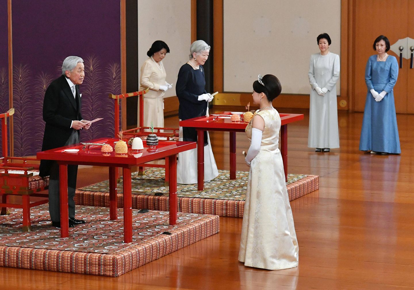 26. Oktober 2018  Drei Tage vor ihrer Hochzeit verabschiedet sich Prinzessin Ayako vor ihren Großeltern Kaiser Akihito und Kaiserin Michiko beim traditionellen "Choken no Gi"-Ritual von der Familie, um ihren Weg in die Ehe anzutreten.