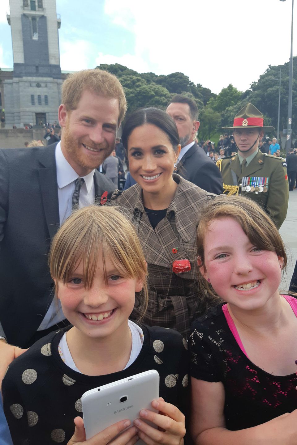 Prinz Harry + Herzogin Meghan: Sophie und Hope strahlen vor Glück: Prinz Harry und Herzogin Meghan posieren für ein gemeinsames Foto mit ihnen. Das Warten hat sich gelohnt. Insgesamt neun Stunden harrten die beiden Mädchen in Wellington aus. Sophie und Hope strahlen vor Glück: Prinz Harry und Herzogin Meghan posieren für ein gemeinsames Foto mit ihnen. Insgesamt neun Stunden harrten die beiden Mädchen in Wellington aus. Das Warten hat sich gelohnt.