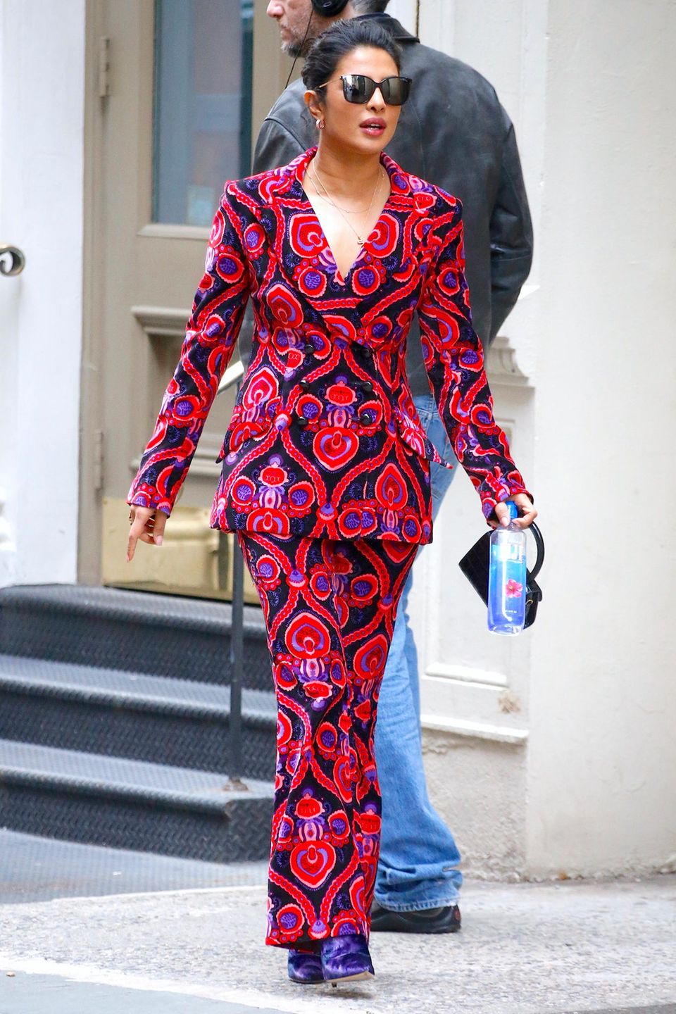 Ein Outfit, bei dem man einfach nicht wegschauen kann: Schauspielerin Priyanka Chopra wählt einen auffälligen Zweiteiler von Marchesa, bestehend aus Blazer und passender Anzugshose. Beim längeren Hinsehen kann einem schon mal etwas anders werden. Ob Priyanka weiß, dass sie mit ihrem Look hypnotisiert? Ein Outfit, bei dem man einfach nicht wegschauen kann: Schauspielerin Priyanka Chopra wählt einen auffälligen Zweiteiler von Marchesa, bestehend aus Blazer und passender Anzugshose. Beim längeren Hinsehen kann einem schon mal etwas anders werden. Ob Priyanka weiß, dass sie mit ihrem Look hypnotisiert?