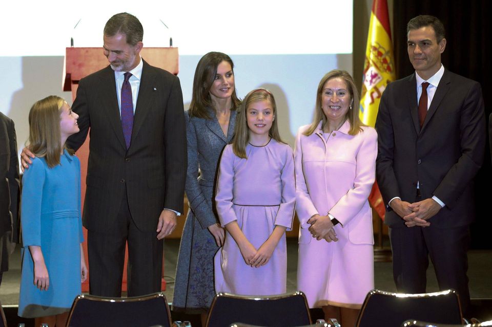 Königin Letizia über Tochter Prinzessin Leonor: Prinzessin Leonor, König Felipe, Prinzessin Sofia, Königin Letizia, mit dem Spanischen Ministerpräsident Pedro Sanchez und Ana Pastor bei der Verlesung der spanischen Verfassung Carta Magna anlässlich ihres 40. Jahrestags im Instituto Cervantes in Madrid Prinzessin Leonor, König Felipe, Prinzessin Sofia, Königin Letizia, mit dem Spanischen Ministerpräsident Pedro Sanchez und Ana Pastor bei der Verlesung der spanischen Verfassung Carta Magna anlässlich ihres 40. Jahrestags im Instituto Cervantes in Madrid