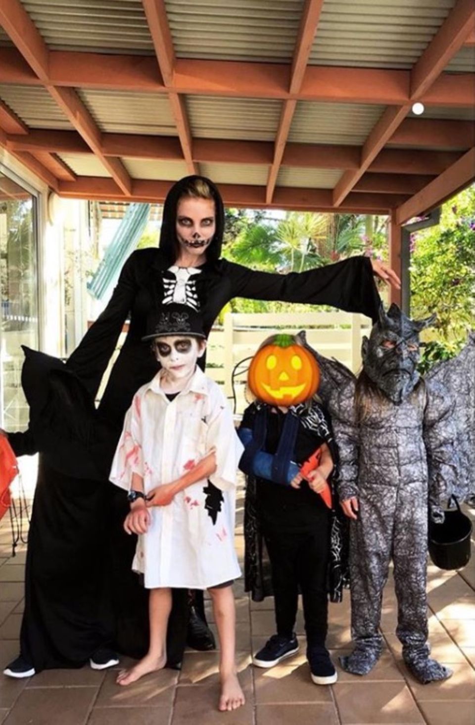 "Meine Halloween-Gang", postet Model Elsa Pataky. Gemeinsam mit ihren kreativ verkleideten Kids Sasha, India und Tristan gehts auf zum Süßigkeitensammeln.