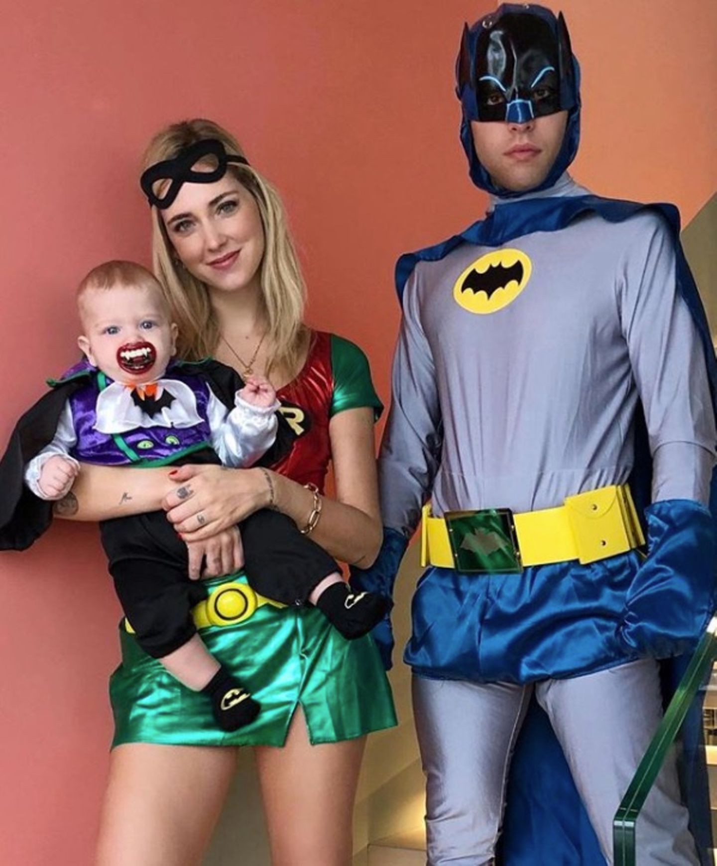 Ihre Kostüme sind der Hit: Modebloggerin Chiara Ferragni als Robin, Ehemann Fedez als Batman, Sohn Leo als Joker - inklusive Vampir-Zähne-Schnuller.