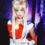 "Victoria's Secret"-Model Taylor Hill outet sich mit ihrer Verkleidung als "Sailor Moon"-Fan.