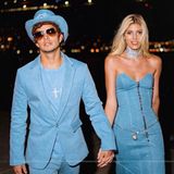 Supermodel Devon Windsor und ihr Verlobter Johnny Dex stellen zu Halloween den ikonischen Jeans-Auftritt des ehemaligen Pop-Traumpaares Britney Spears und Justin Timberlake.