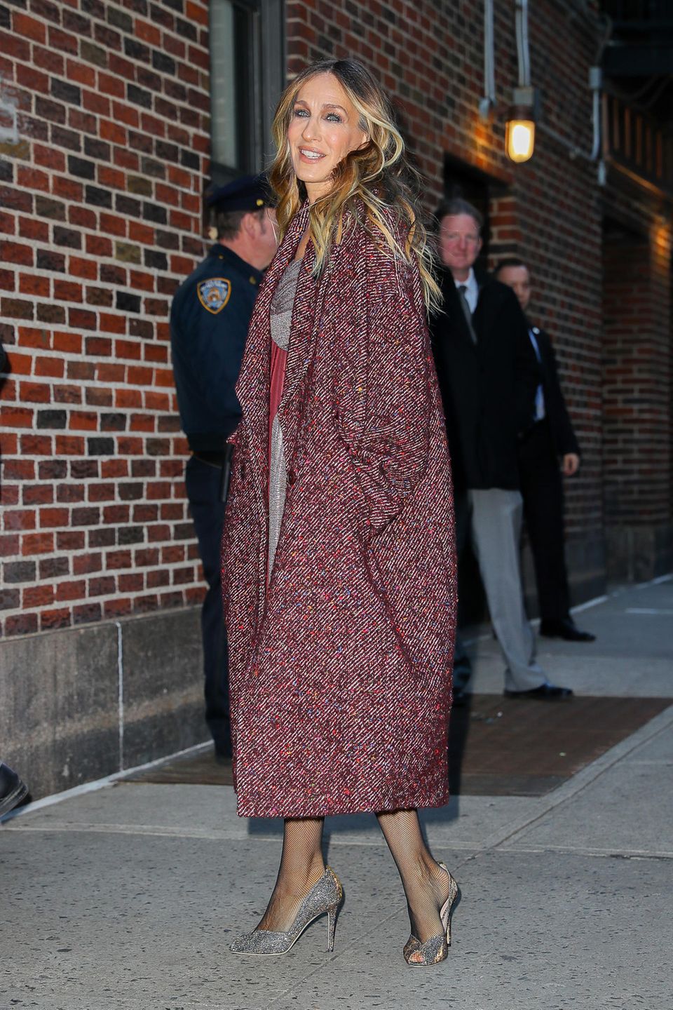 Auf dem Weg zur Late Show mit Stephen Colbert in New York City zeigt sich Schauspielerin Sarah Jessica Parker mit einem überdimensional großen Tweed-Mantel in der Farbe Brombeere. Was SJP wohl unter diesem Mantel trägt? Auf dem Weg zur Late Show mit Stephen Colbert in New York City zeigt sich Schauspielerin Sarah Jessica Parker mit einem überdimensional großen Tweed-Mantel in der Farbe Brombeere. Was SJP wohl unter diesem Mantel trägt?