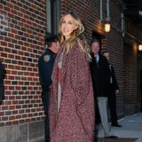 Auf dem Weg zur Late Show mit Stephen Colbert in New York City zeigt sich Schauspielerin Sarah Jessica Parker mit einem überdimensional großen Tweed-Mantel in der Farbe Brombeere. Was SJP wohl unter diesem Mantel trägt? 