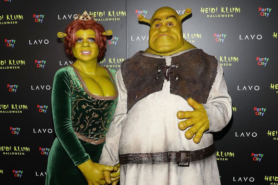 Heidi Klum + Tom Kaulitz: 2018: Heidi Klum gibt in Sachen Verkleidung wieder alles. Sie und Tom Kaulitz erscheinen als Fiona und Shrek aus dem gleichnamigen Animationsfilm bei der Halloween-Party des Models in New York. 2018: Heidi Klum gibt in Sachen Verkleidung wieder alles. Sie und Tom Kaulitz erscheinen als Fiona und Shrek aus dem gleichnamigen Animationsfilm bei der Halloween-Party des Models in New York.