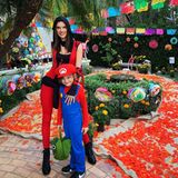 Alessandra Ambrosio und Söhnchen Noah machen die Straßen an Halloween  als Ninjawarrior und Super Mario