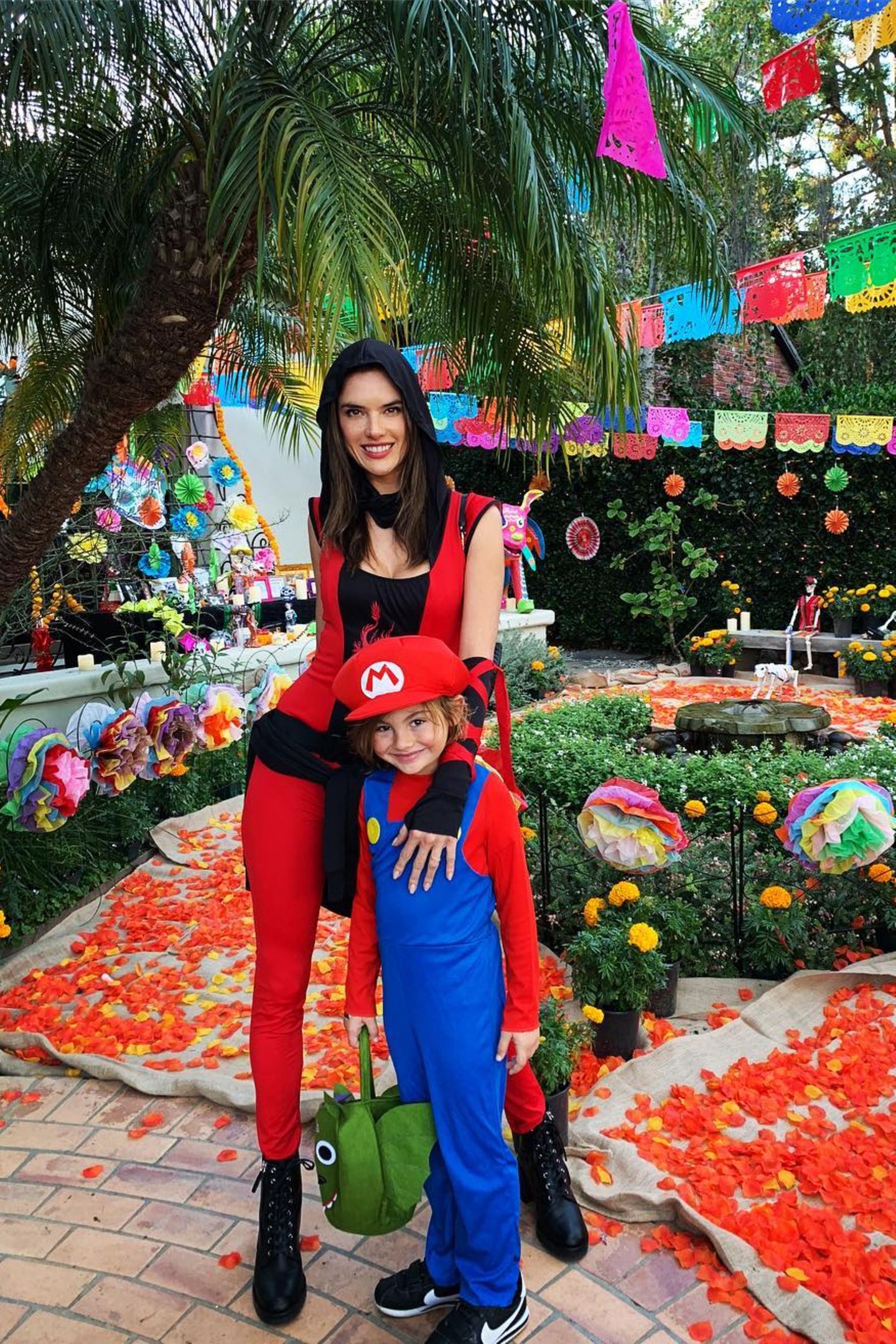 Alessandra Ambrosio und Söhnchen Noah machen die Straßen an Halloween  als Ninjawarrior und Super Mario