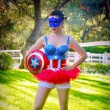 Schauspielerin Alyssa Milano in einem heißen Captail America Kostüm. 