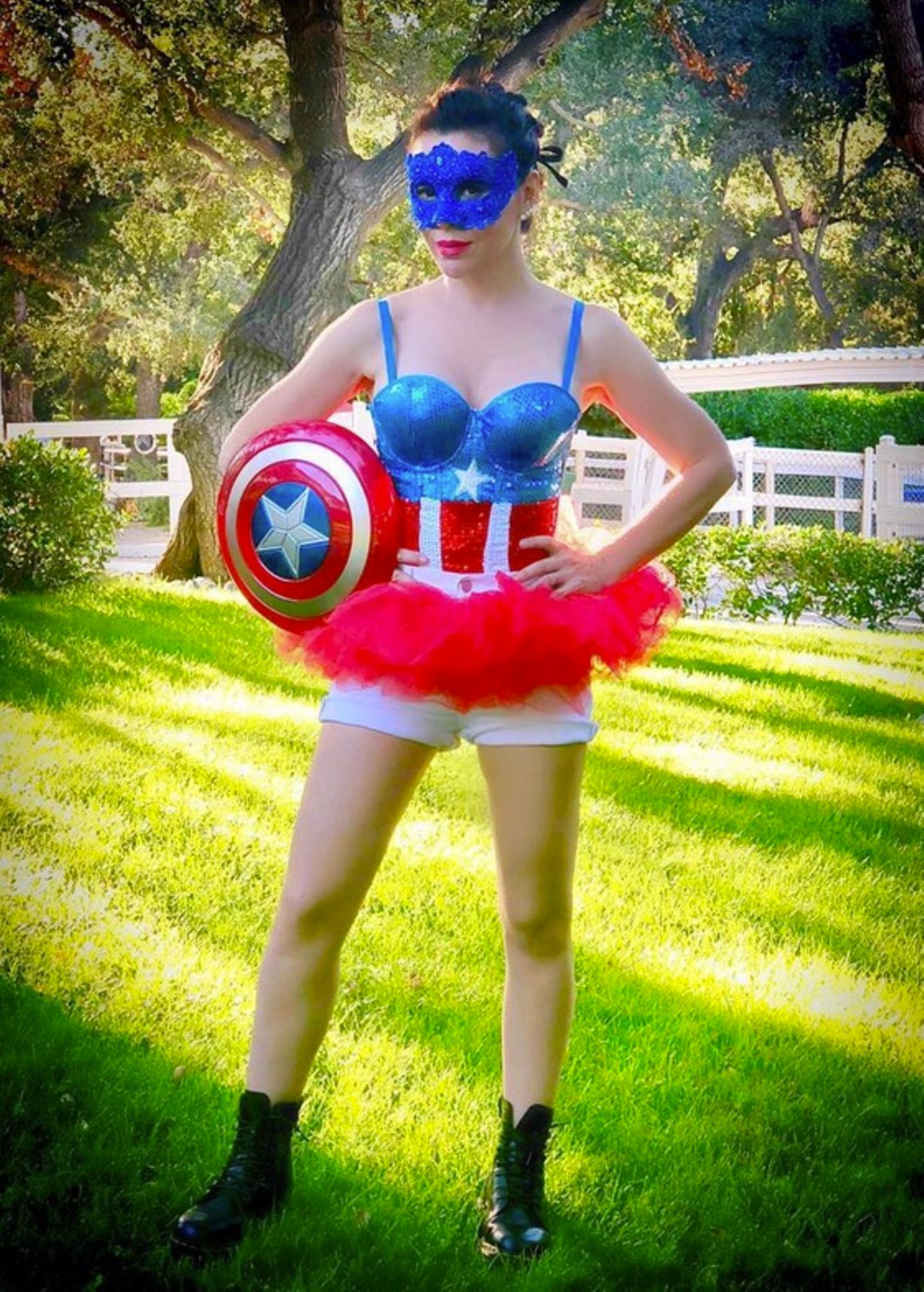 Schauspielerin Alyssa Milano in einem heißen Captail America Kostüm. 