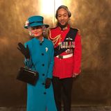 Wie lustig ist das denn bitte?! Chrissy Teigen und John Legend als die britische Queen Elizabeth und Prinz Charles. 