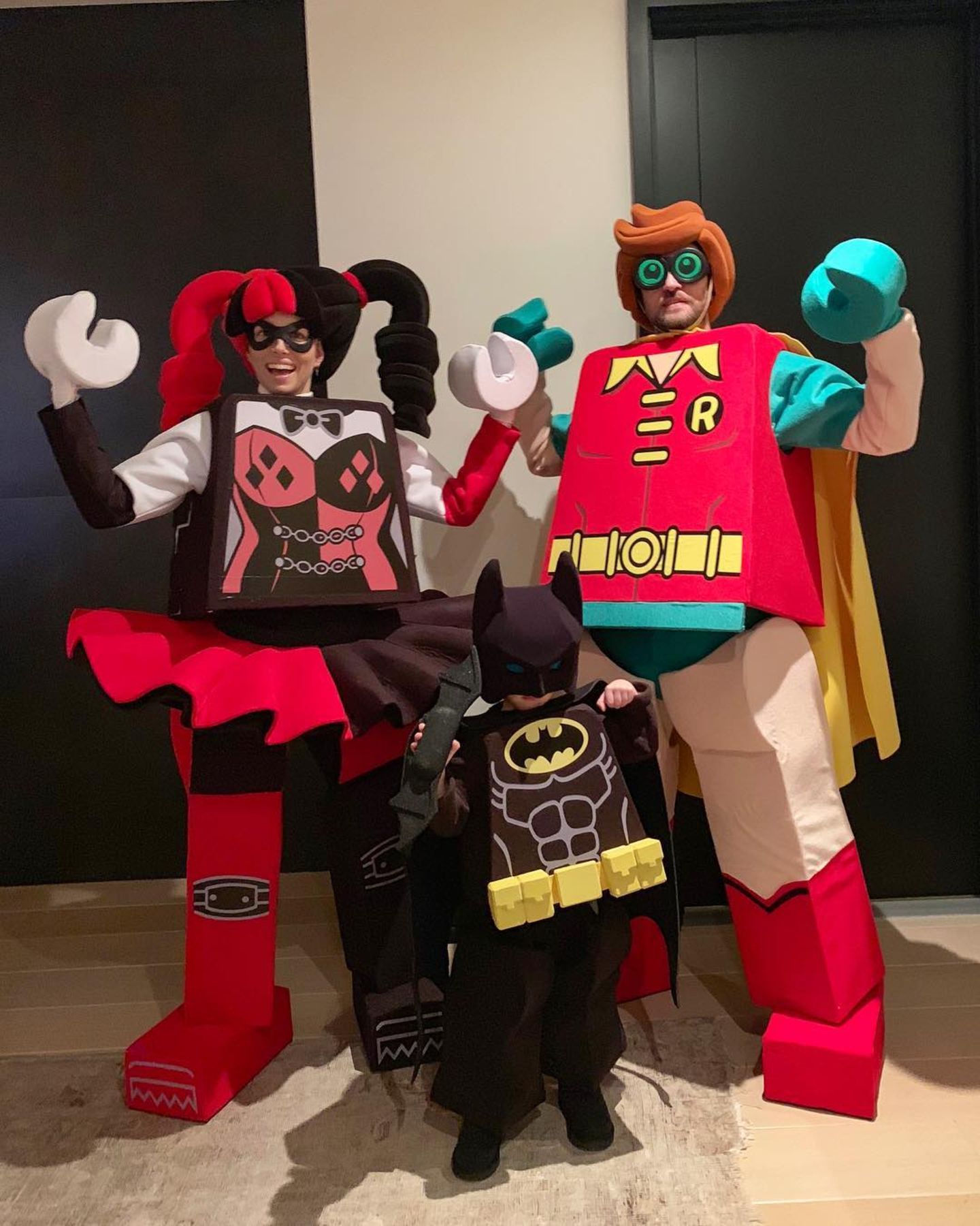 Erkennen Sie diese lustige Familie in den Lego-Kostümen? Justin Timberlake, Jessica Biel und Söhnchen Silas als lustige Legofiguren. 
