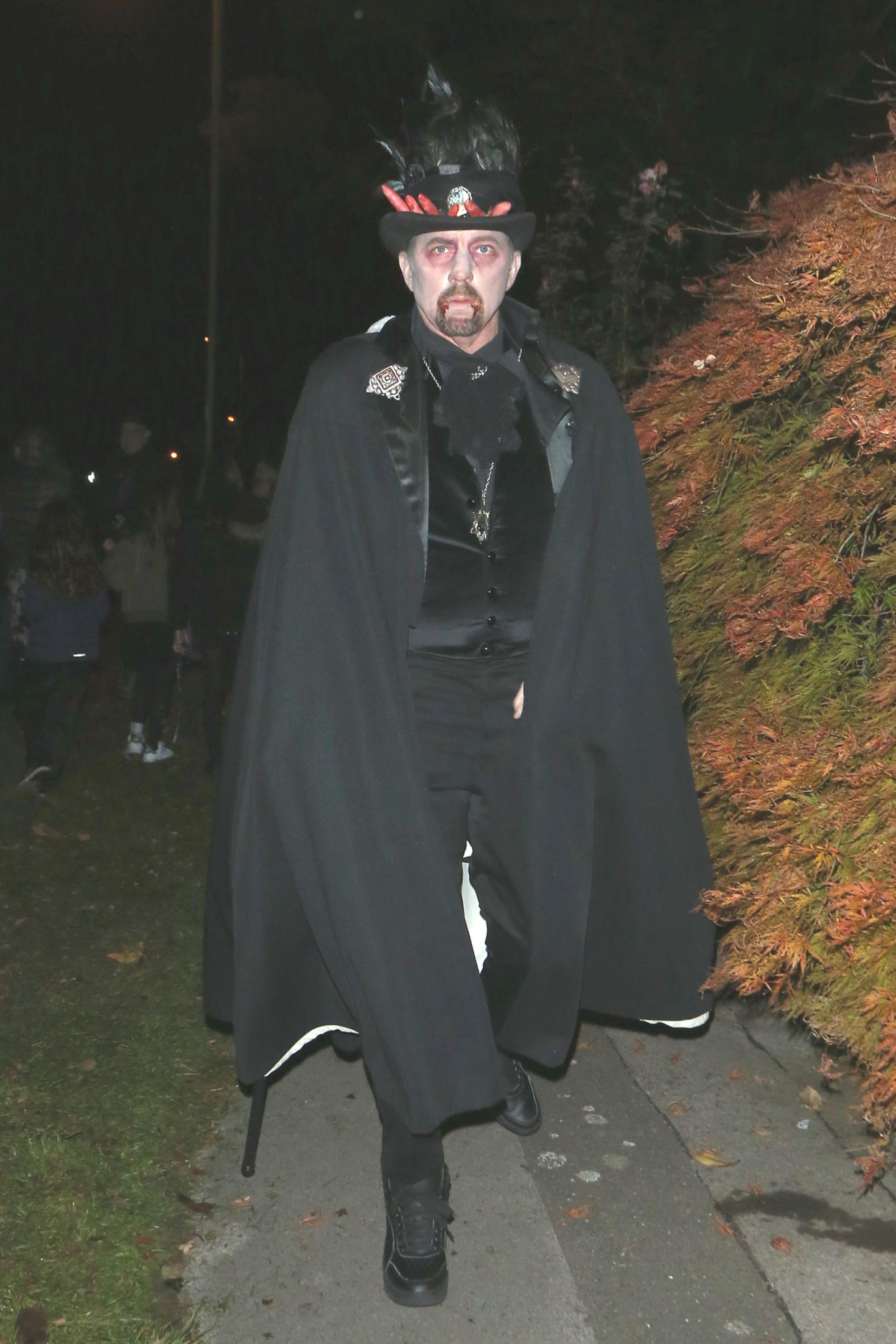 Erkennen Sie diesen Grusel-Grafen, der in London auf dem Weg zu einer Halloween-Party ist? Es ist niemand Geringeres als Boris Becker. 