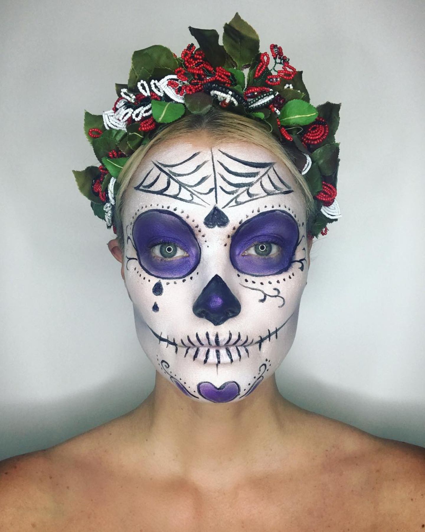 Wow, was ein Style! Franziska Knuppe hat dieses Jahr zu Halloween ein besonders extrovertiertes Make-up gewählt. 