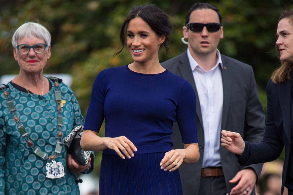 Herzogin Meghan: Auch in Neuseeland setzt Herzogin Meghan auf Givenchy und auf eine altbewährte Kombination aus einem schlichten Shirt und auffälligem Rock. Auch in Neuseeland setzt Herzogin Meghan auf Givenchy und auf eine altbewährte Kombination aus einem schlichten Shirt und auffälligem Rock.