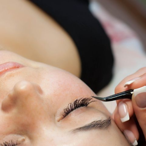 Eine eigentlich harmlose Wimpernverlängerung kostete einer Britin fast das Augenlicht