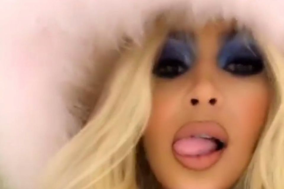 Kim Kardashian zeigt sich in ihrer Instragram-Story als Pamela Anderson-Double Kim Kardashian zeigt sich in ihrer Instragram-Story als Pamela Anderson-Double
