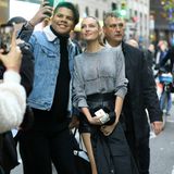 Die bezaubernde Candice Swanepoel nimmt sich vor dem Termin noch Zeit für ihre Fans und macht fleißig Selfies. Sie lässt nichts aus der Ruhe bringen.