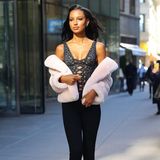 Jasmine Tookes wird bereits mit 15 Jahren als Model entdeckt. Nur sechs Jahre später landet sie dann auf dem Catwalk von Victoria's Secret. Die Anproben kennt sie daher schon seit 2012. In diesem Jahr wählt sie für den spannenden Termin einen geschnürten Body, der glatt auch zu ihrem Laufsteg-Look gehören könnte.