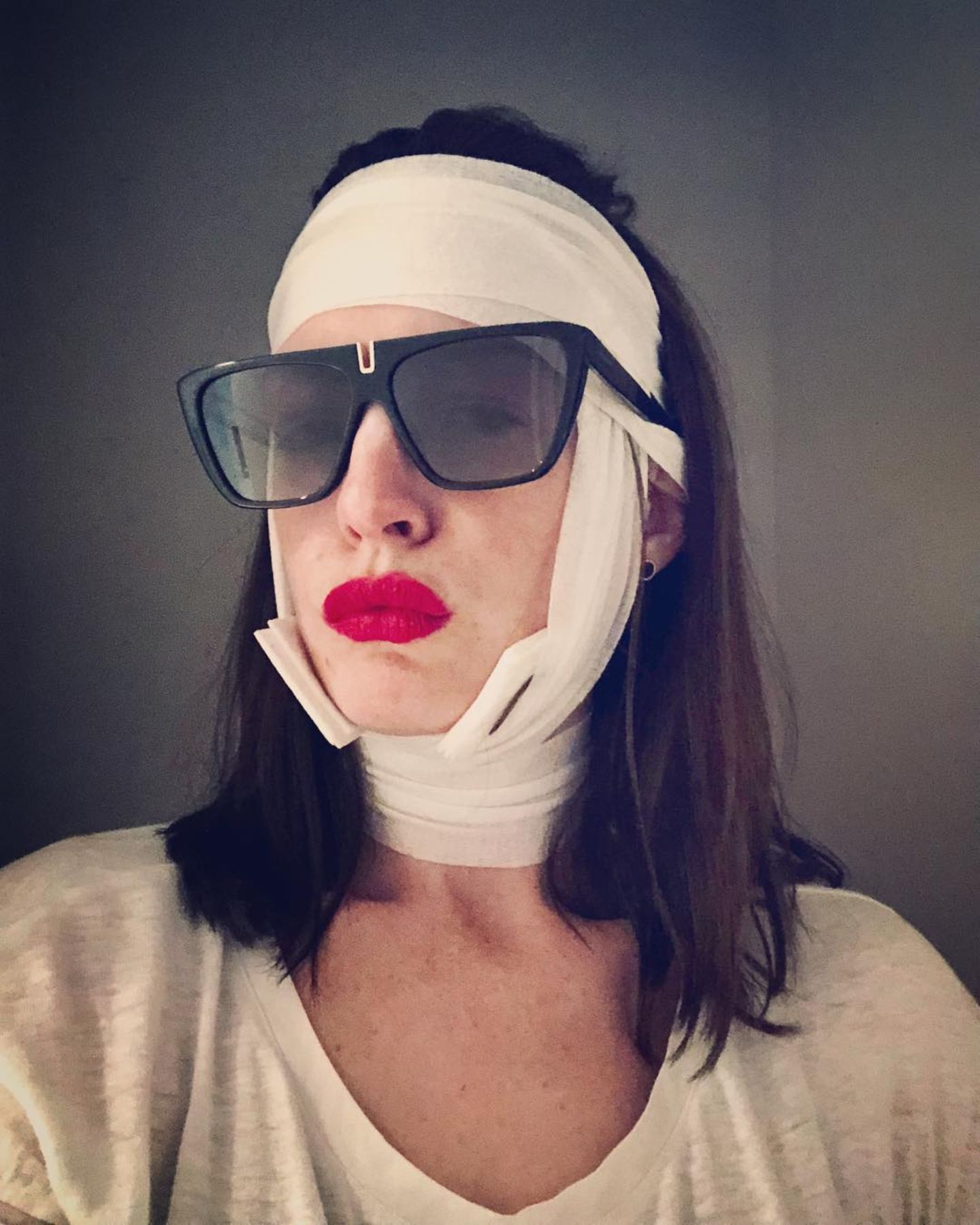 Autsch, schaut aus wie eine missglückte Zahn-Op. Anne Hathaway zeigt sich auf ihrem Instagram-Account mit einer Bandage um den Kopf. Dafür allerdings knallroten Lippenstift dazu. 