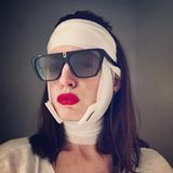 Autsch, schaut aus wie eine missglückte Zahn-Op. Anne Hathaway zeigt sich auf ihrem Instagram-Account mit einer Bandage um den Kopf. Dafür allerdings knallroten Lippenstift dazu. 