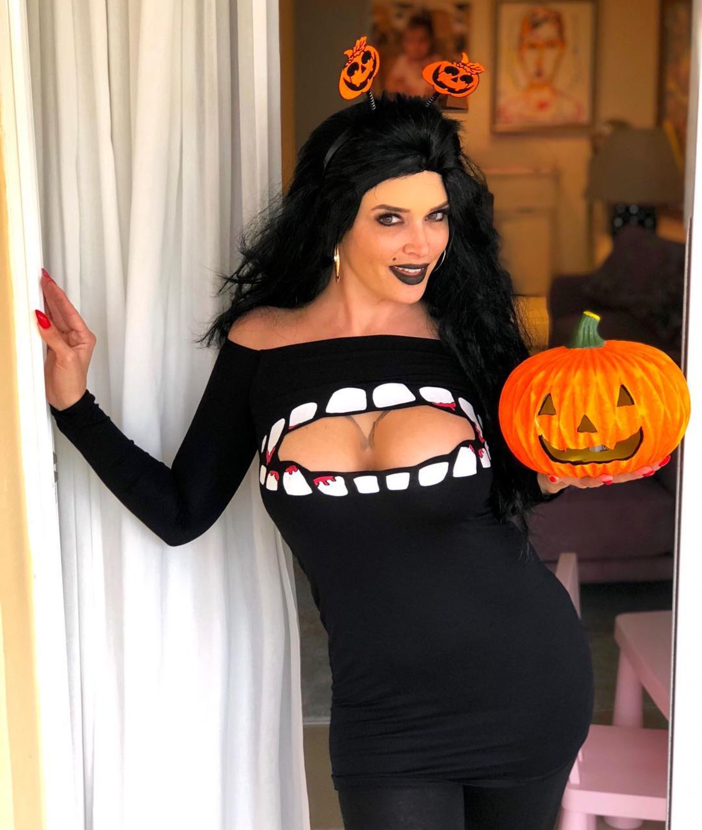 Was ein De­kolle­té! Daniela Katzenberger präsentiert auf ihrem Instagram-Account ihr sexy Halloween-Kostüm. 