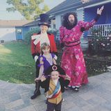 Ja, sind wir hier im Zirkus? Sängerin Pink hat sich mit ihrer Familie in die buntesten Kostüme geworfen. 