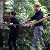 31. Oktober 2018  Bei ihrem Besuch in Neuseeland machen Herzogin Meghan und Prinz Harry einen Spaziergang durch einen Wald mit Mammutbäumen. Vorsichtig marschiert das Pärchen über eine Hängebrücke. 