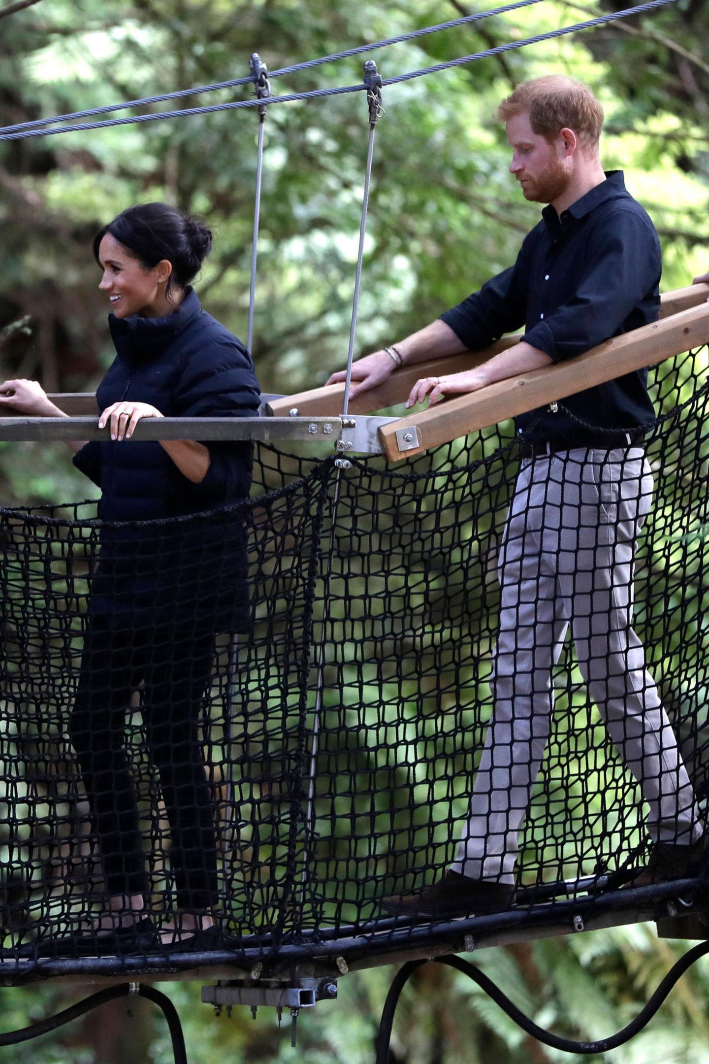 31. Oktober 2018  Bei ihrem Besuch in Neuseeland machen Herzogin Meghan und Prinz Harry einen Spaziergang durch einen Wald mit Mammutbäumen. Vorsichtig marschiert das Pärchen über eine Hängebrücke. 