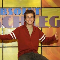 Tobias Schlegel hat die Talkshow "Absolut Schlegl" Anfang 2002 auf ProSieben moderiert. Über das Jahr ist die Sendung wegen niedriger Einschaltquoten leider nicht gekommen, im November ist bereits Schluss.