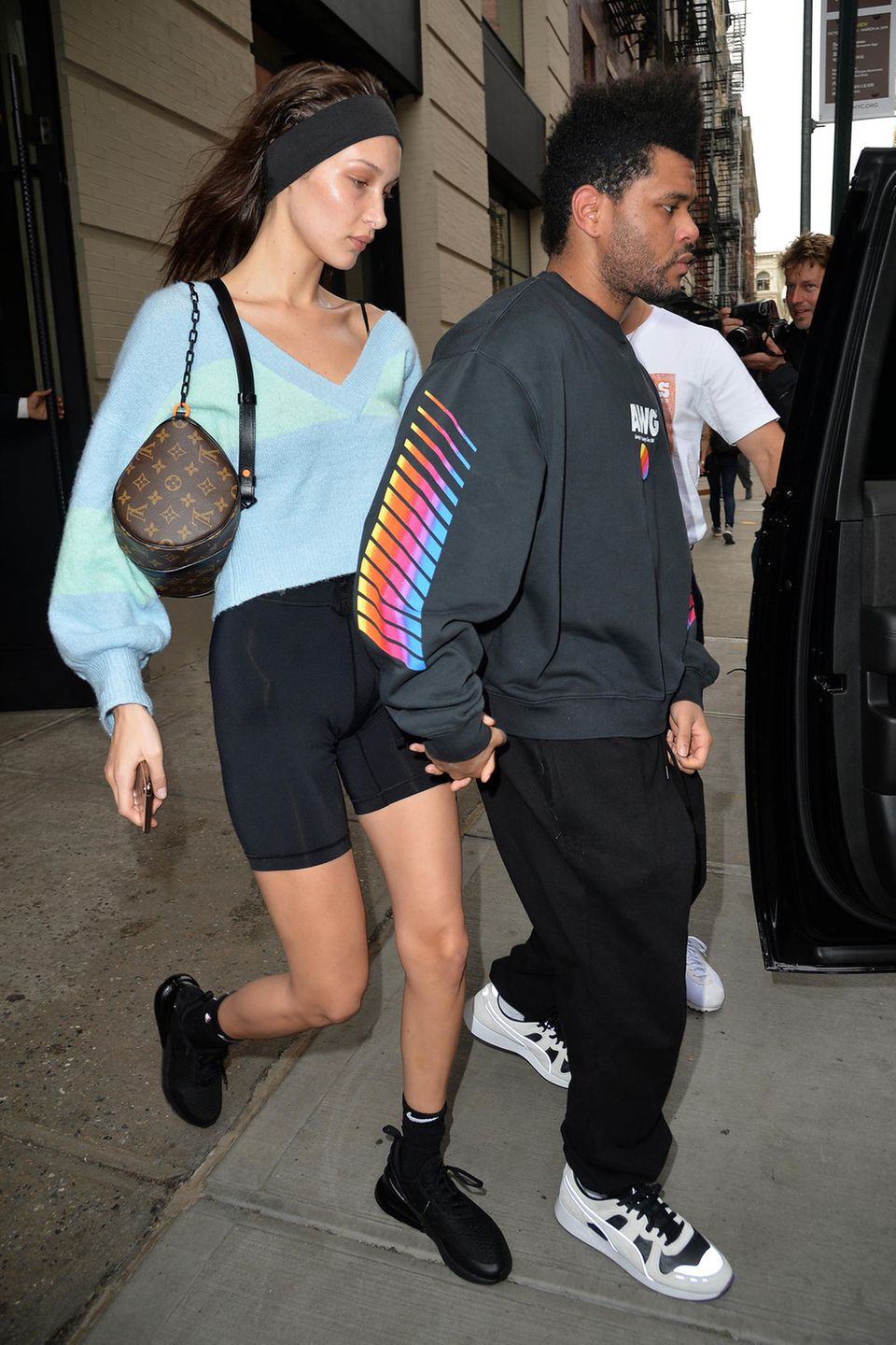 Komm, Schatz, lass uns zusammen rumgammeln! Bella Hadid und The Weeknd gönnen sich nach der Halloween-Party von Heidi Klum eine Style-Pause und genießen ihren Tag im Schlabber-Look. Komm, Schatz, lass uns zusammen rumgammeln! Bella Hadid und The Weeknd gönnen sich nach der Halloween-Party von Heidi Klum eine Style-Pause und genießen ihren Tag im Schlabber-Look.