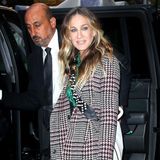 Die blauen Glitzer-Heels aus Sarah Jessica Parkers eigener Schuhkollektion "SJP Collection" dürften auch ganz nach dem Geschmack ihrer ikonischen TV-Rolle Carrie Bradshaw sein. 