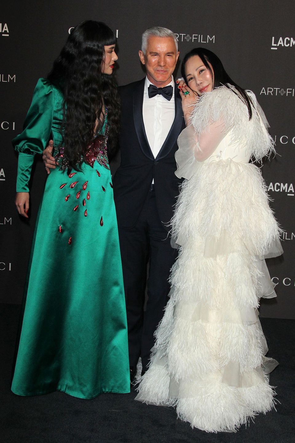 Regisseur Baz Luhrmann fühlt sich neben Asia Chow in Smaragdgrün und Eva Chow im weißen Feder-Kleid sichtlich wohl.